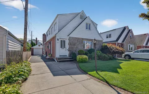 227 Brown St, North Hempstead, NY 11501