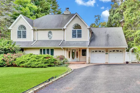1 Oakleaf Ct, Huntington, NY 11743