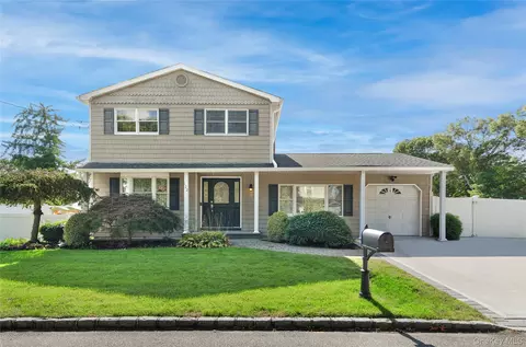 122 Dougherty Ave, Holbrook, NY 11741
