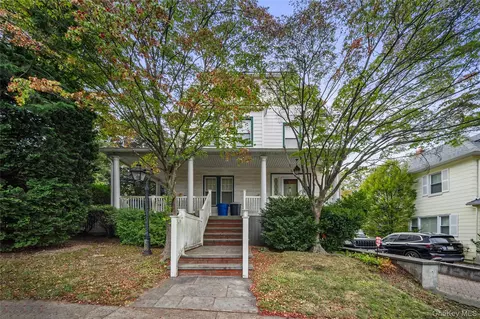30 Monroe St, North Hempstead, NY 11050