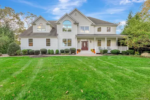 4 Martin Ave, Shoreham, NY 11786