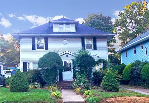 65 Lakeside Dr, Rockville Centre, NY 11570