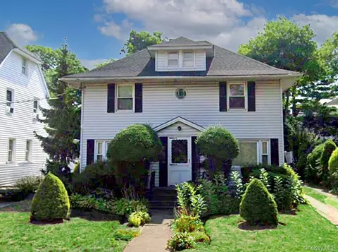 65 Lakeside Dr, Rockville Centre, NY 11570