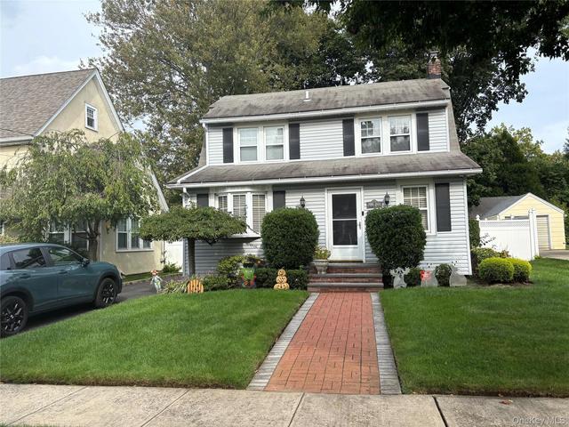 96 Millington Pl, North Hempstead, NY 11501