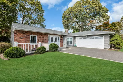 92 Barrett Ave, Bayport, NY 11705
