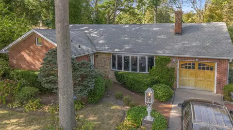 39 Annette Dr, North Hempstead, NY 11050