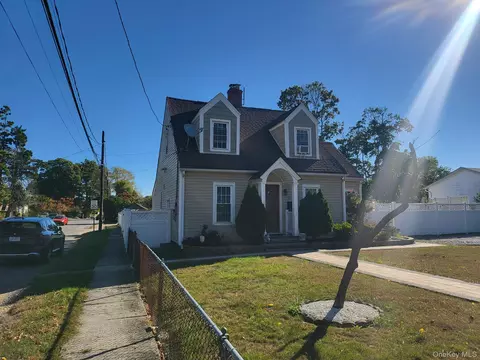 61 Wheeler Rd, Central Islip, NY 11722