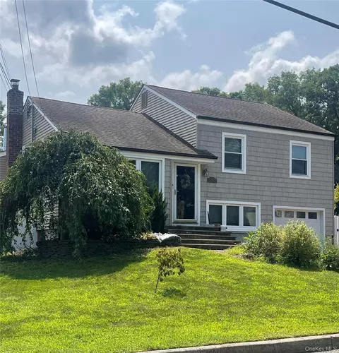 14 Bruce Ln S, Kings Park, NY 11754
