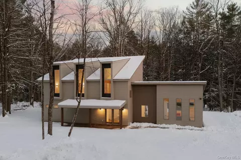 1 Brook Dr, Tusten, NY 12764
