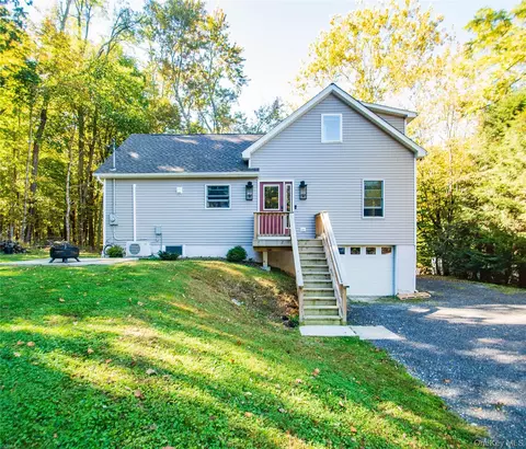 7 Phillips Rd, La Grange, NY 12603