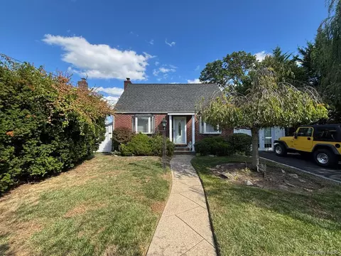 279 Semton Blvd, Franklin Square, NY 11010