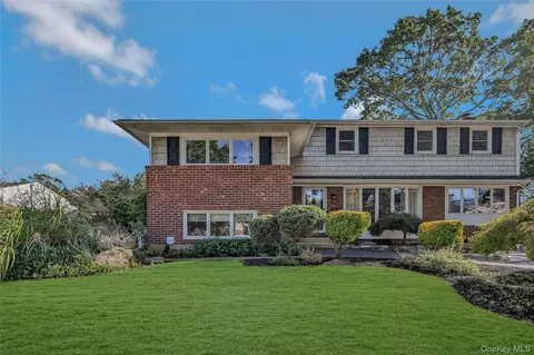 14 Genesee Dr, Commack, NY 11725