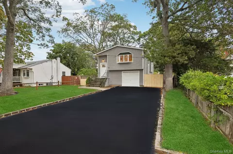 109 Rexmere Ave, Farmingville, NY 11738