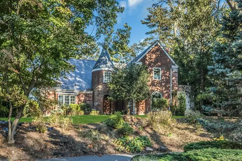 10 Soundview Crst, North Hempstead, NY 11030