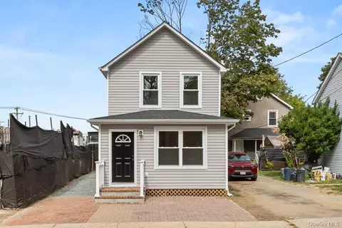 31 Grove St, Hempstead, NY 11550