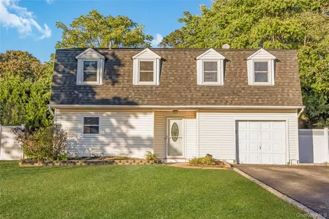 209 Cirrus Rd, Holbrook, NY 11741