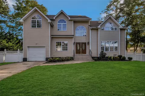 60 Delamere St, Huntington, NY 11743