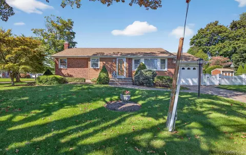 1 Marlowe Pl, Greenlawn, NY 11740