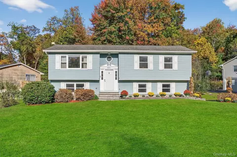 18 Rondack Rd, Wallkill, NY 10941