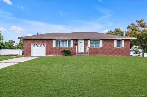 459 Albany Ave, Lindenhurst, NY 11757