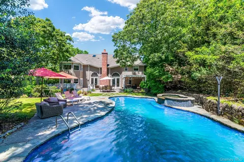 98 Spring Pond Ln, Southampton, NY 11968