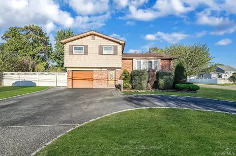 337 W 20th St, Deer Park, NY 11729