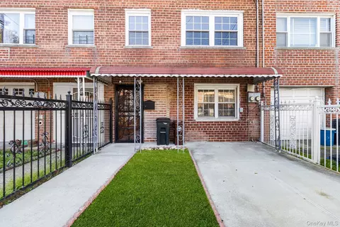 836 E 221st St, New York, NY 10467