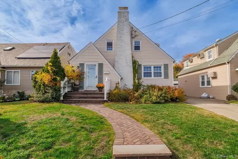 53 Ocean Ave, Malverne, NY 11565