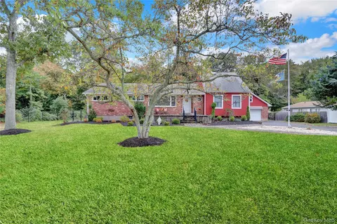60 South Ave, Smithtown, NY 11787