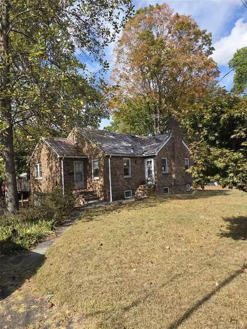 5 Oak St, Clarkstown, NY 10956