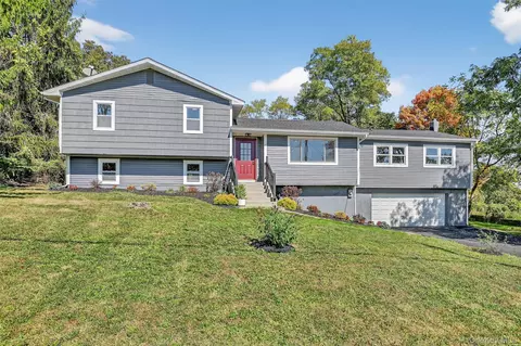 10 Elizabeth Dr, Wallkill, NY 12589