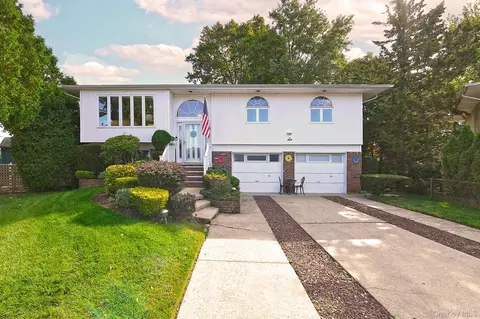 6 Mason Ct, Levittown, NY 11756