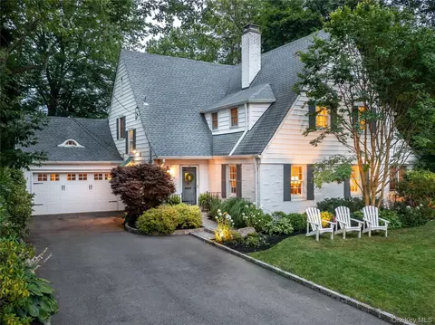 50 Eakins Rd, North Hempstead, NY 11030