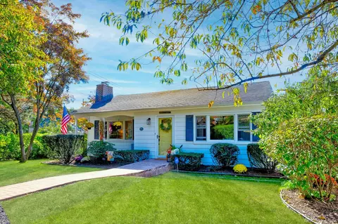 2 Overlook Dr, Huntington, NY 11743