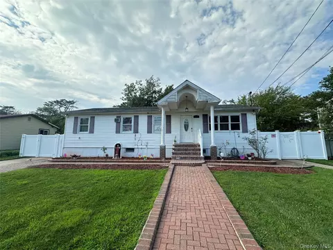 11 Taft St, Brentwood, NY 11717
