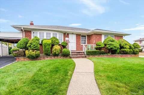 111 Michael Pl, Bethpage, NY 11714