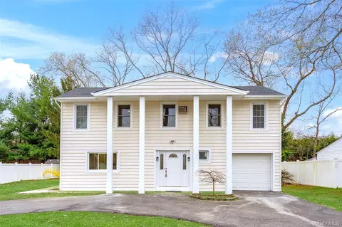 36 Pinewood Dr, Commack, NY 11725