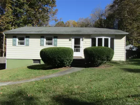 3 Marshall Dr, Poughkeepsie, NY 12601