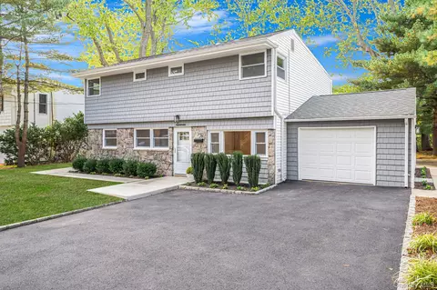 11 Lucille Ln, Commack, NY 11725