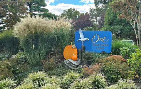 1 Toms Point Ln #4A, North Hempstead, NY 11050