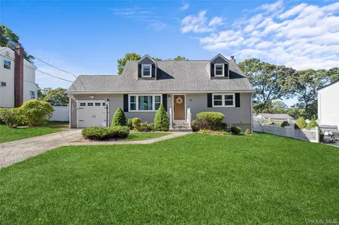 98 Paula Blvd, Selden, NY 11784