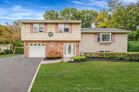 4 Court St, Selden, NY 11784