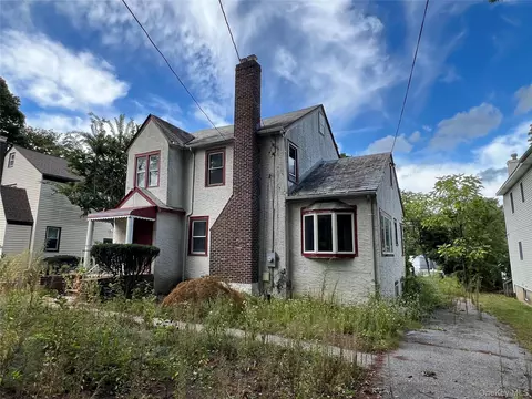 88 Manor Dr, North Hempstead, NY 11020
