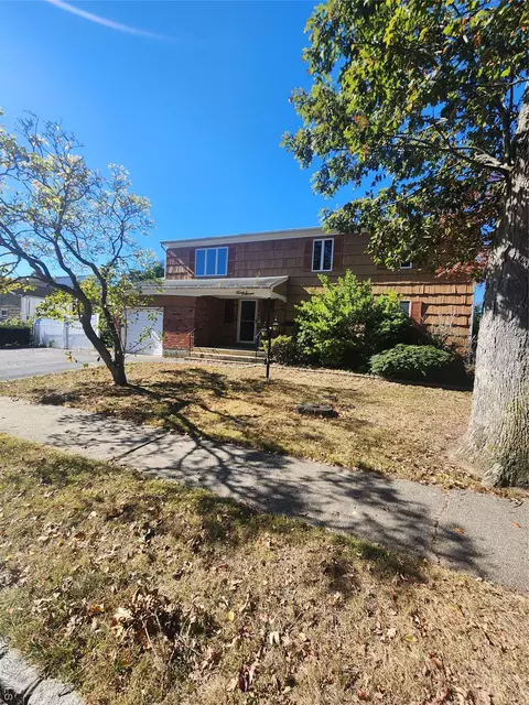 47 15th Ave, West Babylon, NY 11704