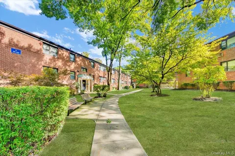 101 Beacon Hill Dr #13, Greenburgh, NY 10522
