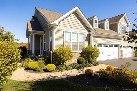 4 Avondale Ln, Wappinger, NY 12590