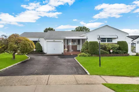 58 Lehigh Ln, Hicksville, NY 11801