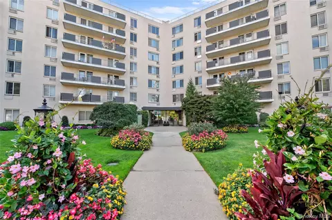 135 Post Ave #6O, North Hempstead, NY 11590