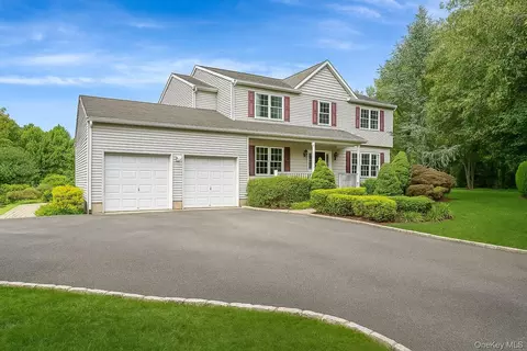36 Vanderbilt Ave, Saint James, NY 11780