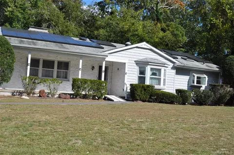 29 Woodlawn Ave, Oakdale, NY 11769